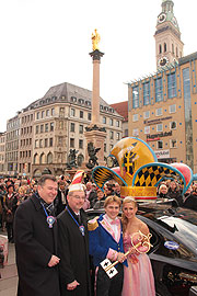 Stadträte Josef Schmid (CSU) und Alexander Reissl (SPD) mit dem Prinzenpaar 2014 vor dem neuen Prinzen-BMW 2014 der BMW Niederlassung (©Foto: Martin Schmitz)